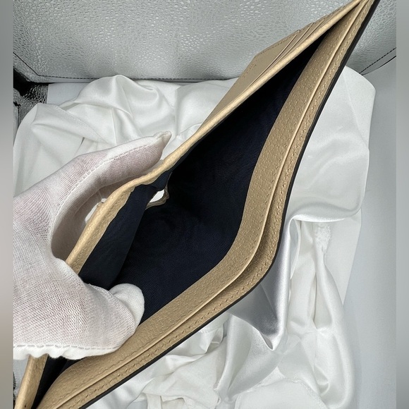 NEW ARRIVAL: GUCCI Off the Grid Navy Blue Nylon Bifold Wallet. FULL INCLUSION - Picture 11 of 13